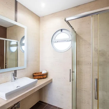 Adaro - Large Luxury Close To Marina *